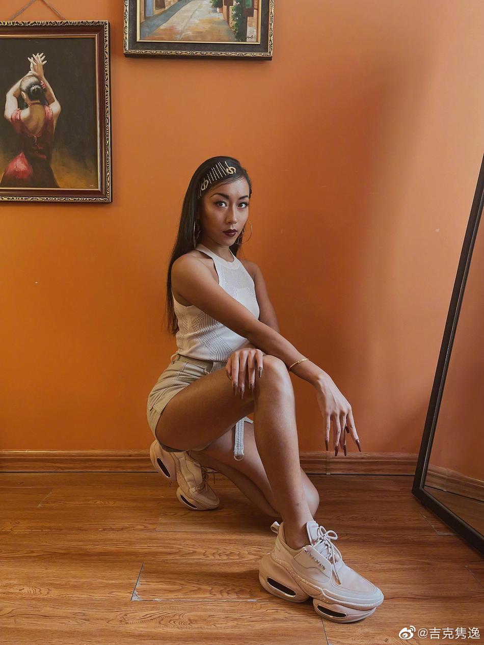 吉克隽逸浓妆艳抹风情万种写真