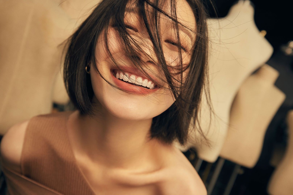 倪妮发丝凌乱眼神魅惑写真美照