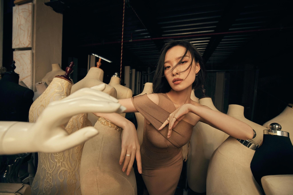 倪妮发丝凌乱眼神魅惑写真美照