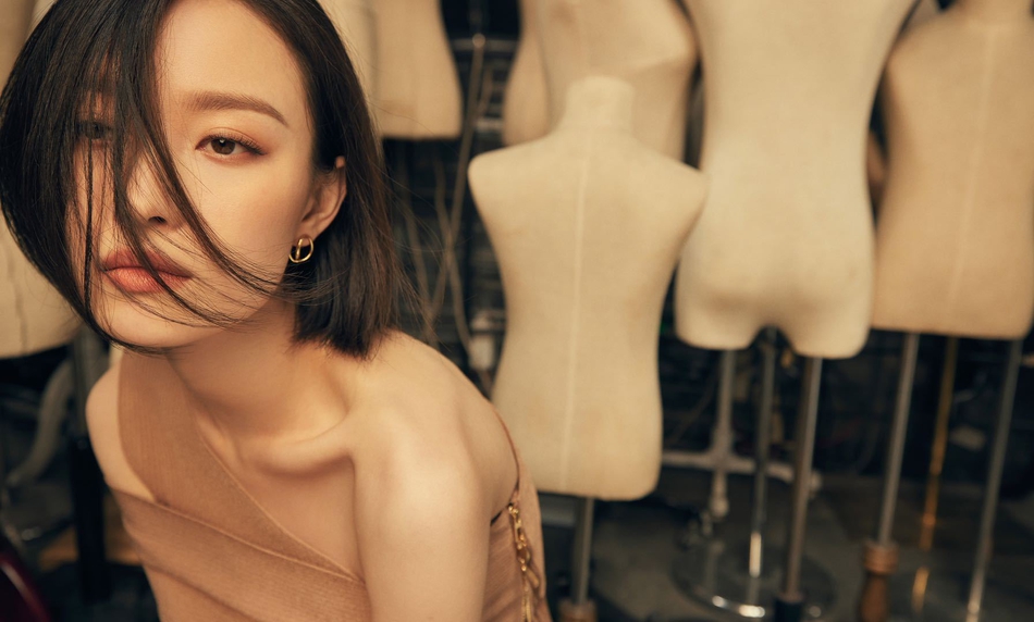 倪妮发丝凌乱眼神魅惑写真美照