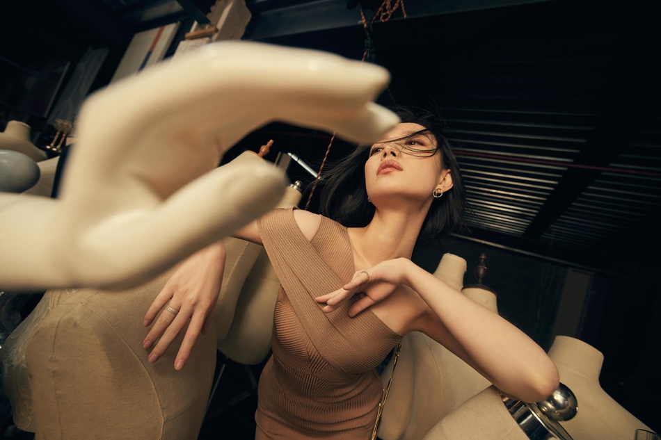 倪妮发丝凌乱眼神魅惑写真美照