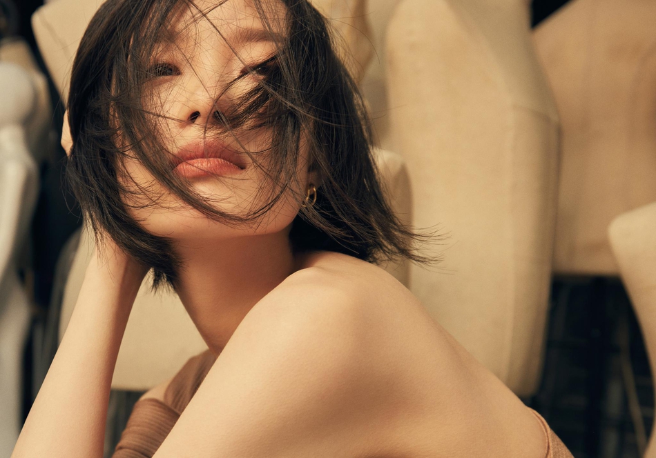 倪妮发丝凌乱眼神魅惑写真美照