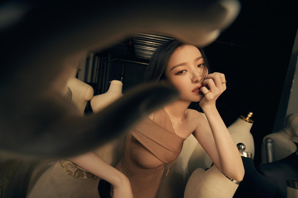 倪妮发丝凌乱眼神魅惑写真美照