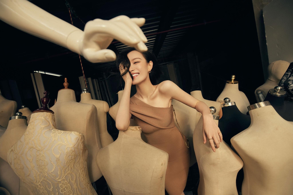 倪妮发丝凌乱眼神魅惑写真美照