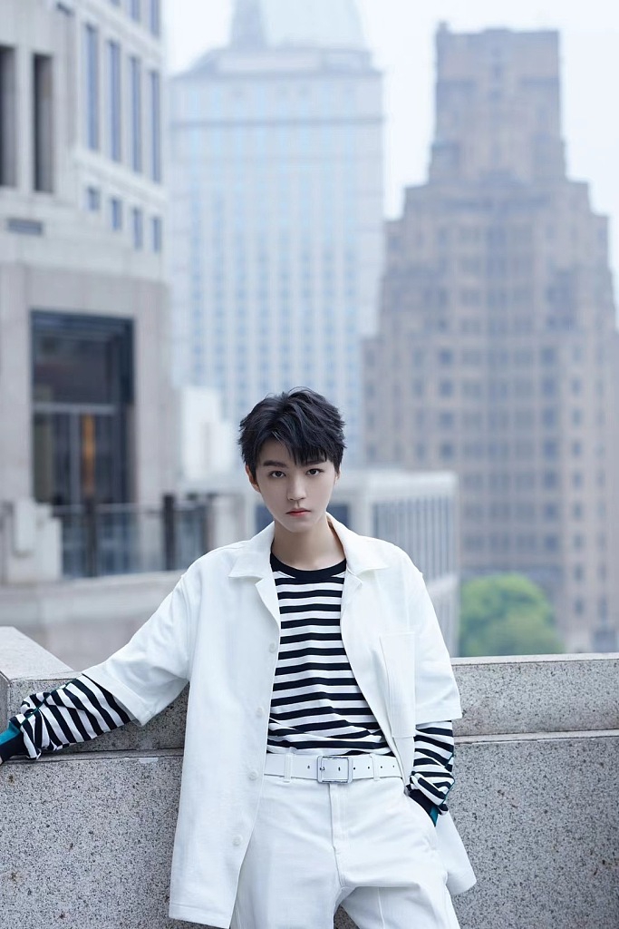 王俊凯光影之下难掩气质清冷写真