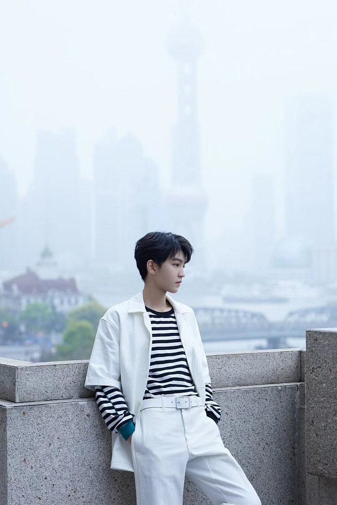 王俊凯光影之下难掩气质清冷写真