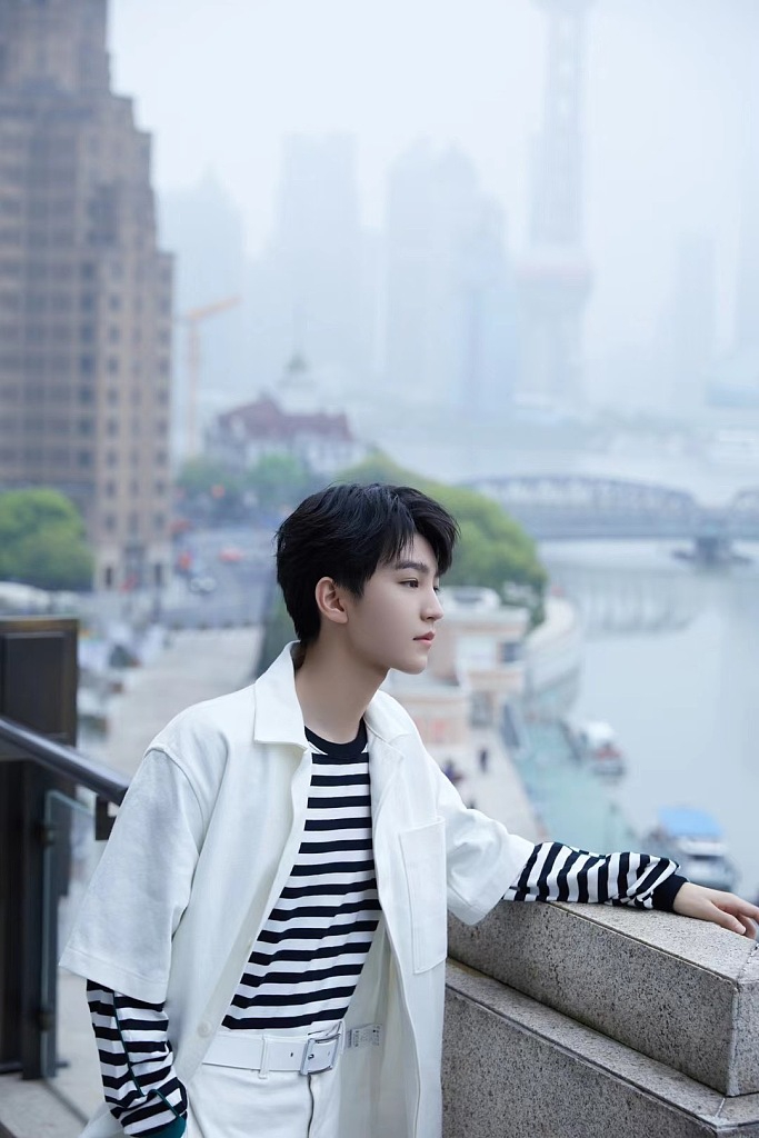 王俊凯光影之下难掩气质清冷写真