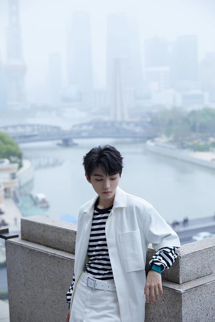 王俊凯光影之下难掩气质清冷写真