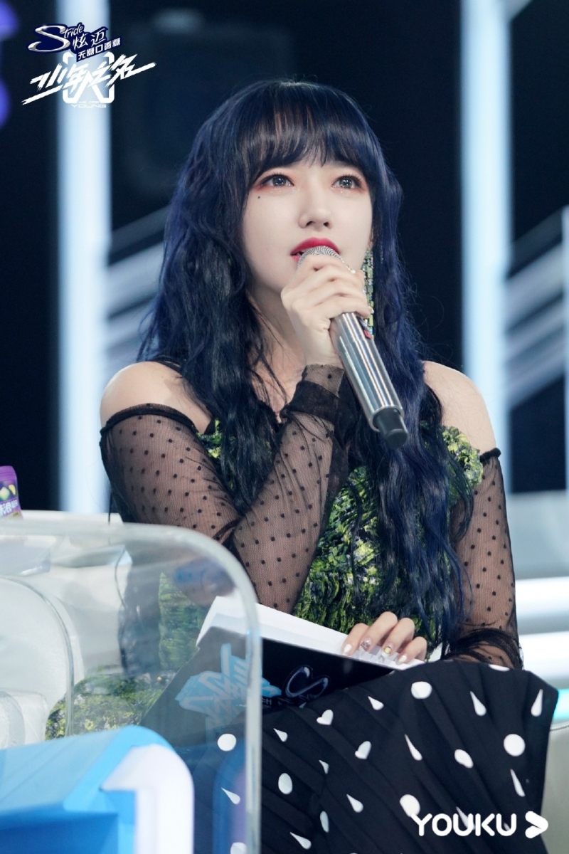 程潇孔雀绿露肩长裙美艳动人写真