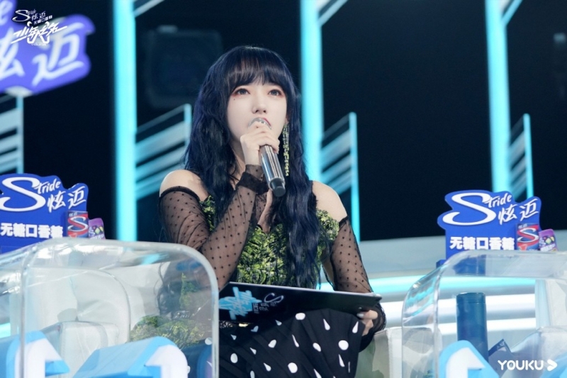 程潇孔雀绿露肩长裙美艳动人写真