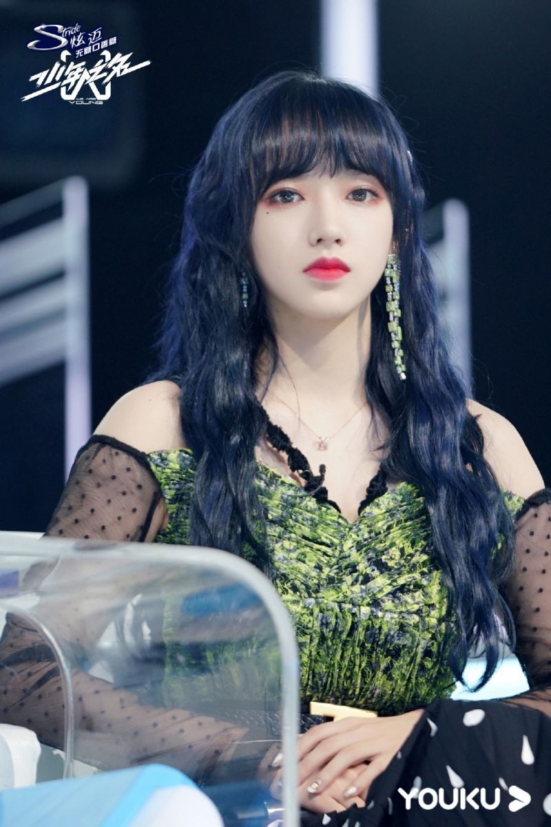 程潇孔雀绿露肩长裙美艳动人写真