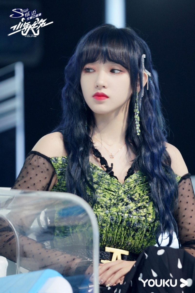 程潇孔雀绿露肩长裙美艳动人写真