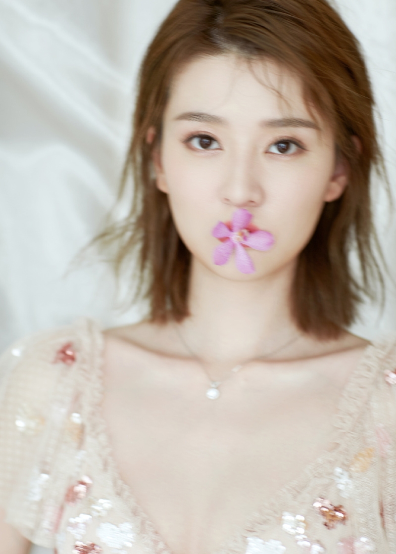 乔欣蕾丝纱裙清新灵动活动美照