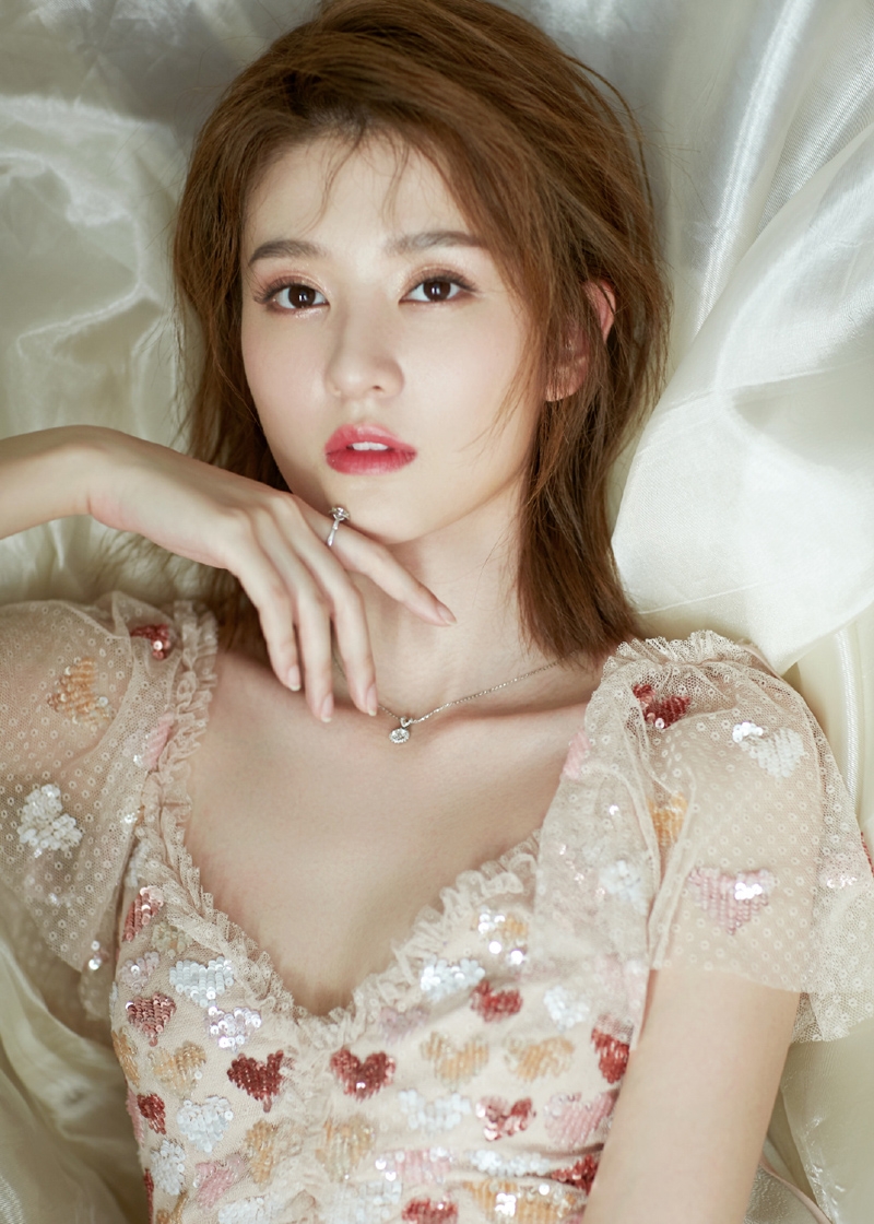乔欣蕾丝纱裙清新灵动活动美照