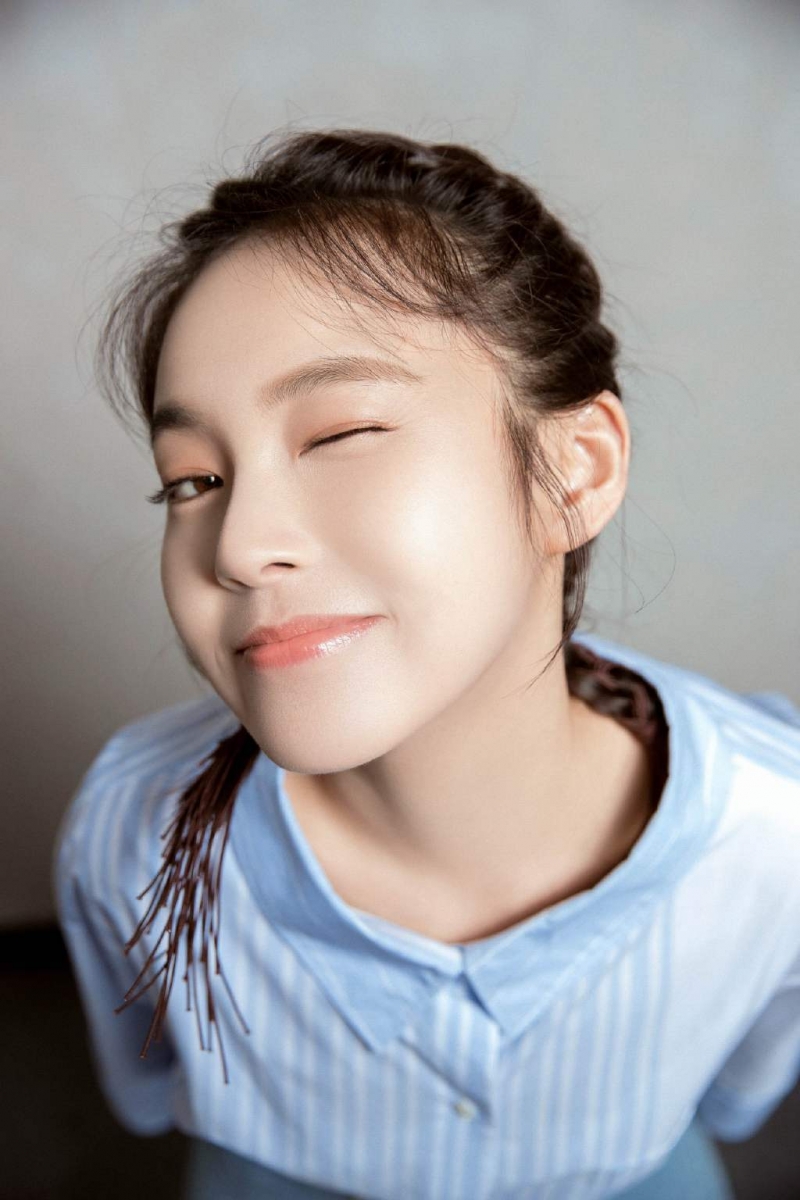 张佳宁麻花辫造型少女感十足写真