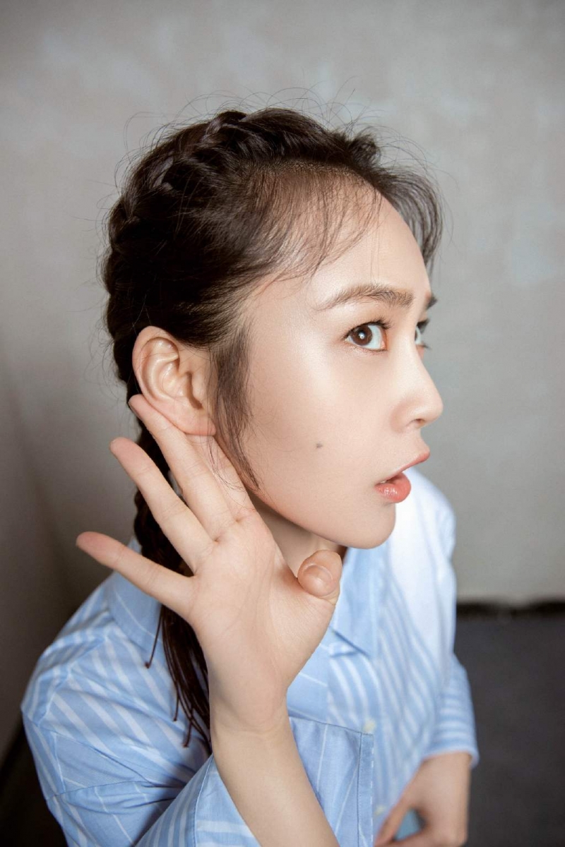 张佳宁麻花辫造型少女感十足写真