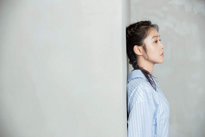 张佳宁麻花辫造型少女感十足写真