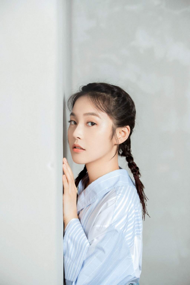 张佳宁麻花辫造型少女感十足写真