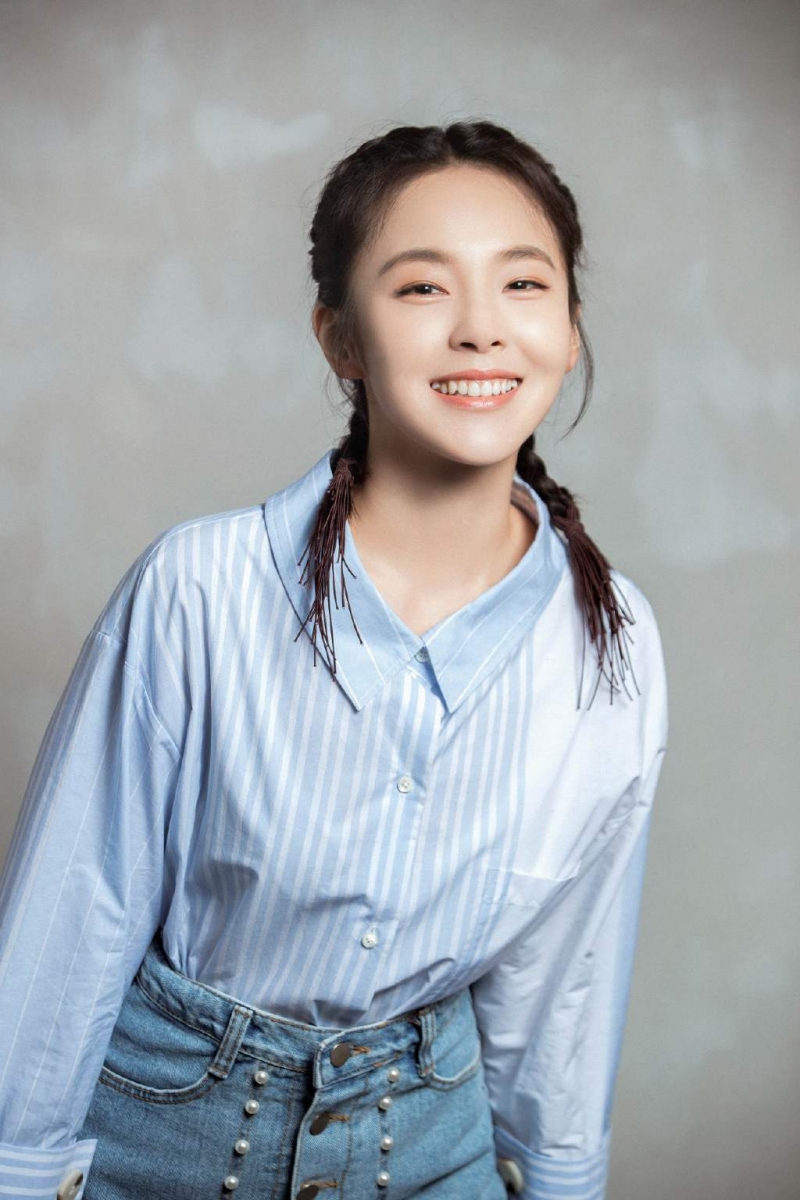 张佳宁麻花辫造型少女感十足写真