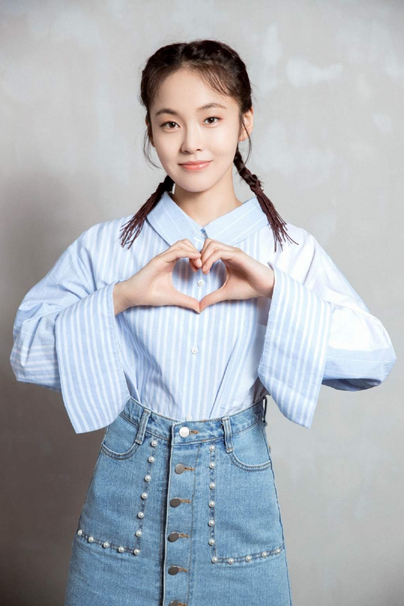 张佳宁麻花辫造型少女感十足写真