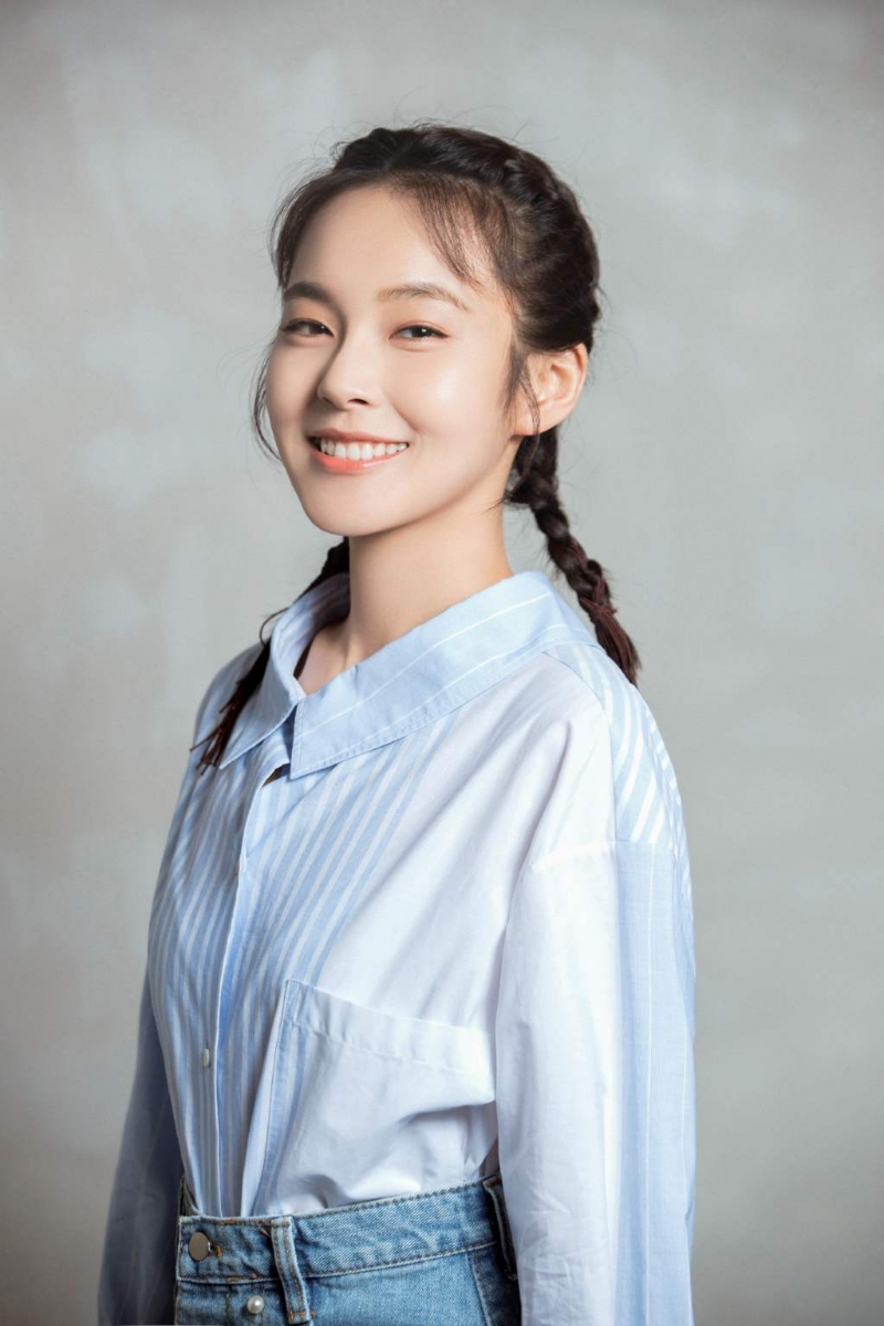 张佳宁麻花辫造型少女感十足写真