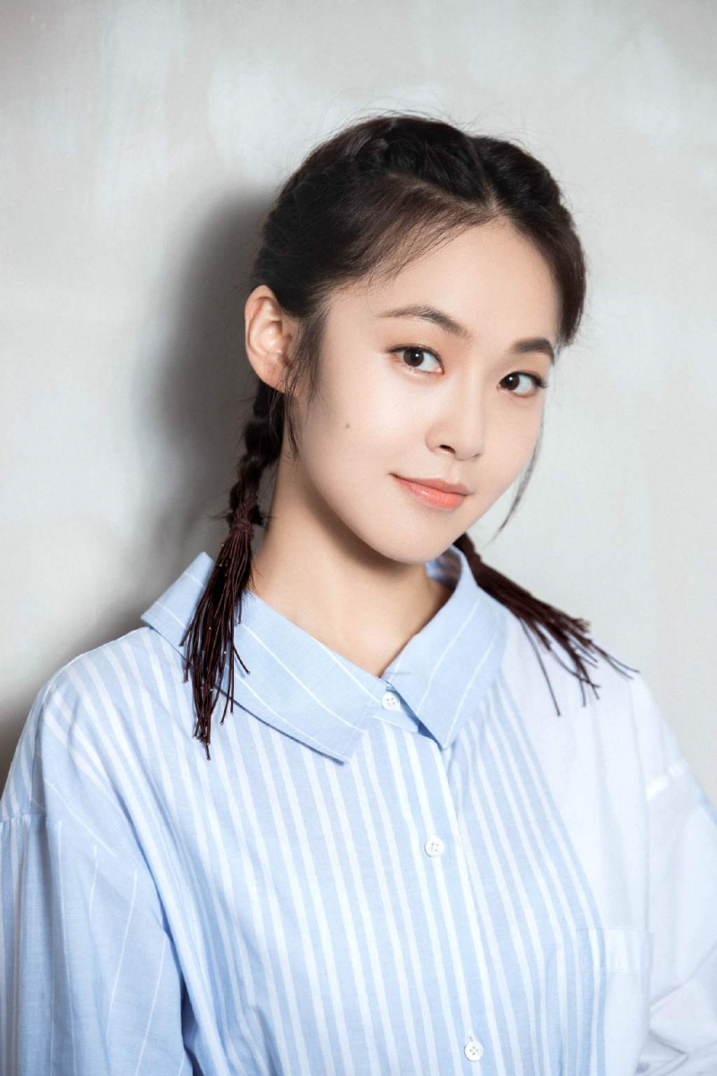 张佳宁麻花辫造型少女感十足写真