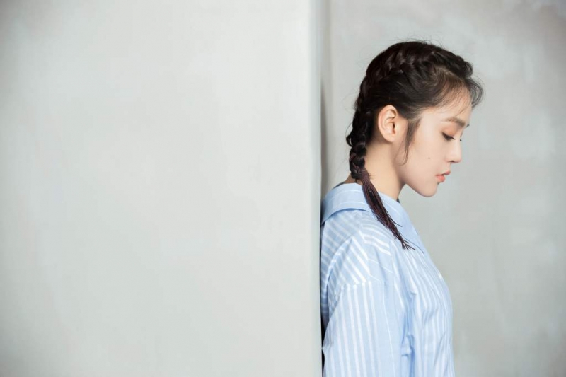 张佳宁麻花辫造型少女感十足写真
