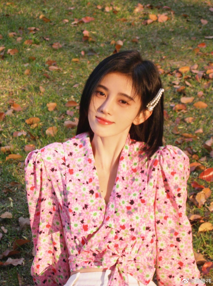 鞠婧t花下甜笑春日气息满满写真
