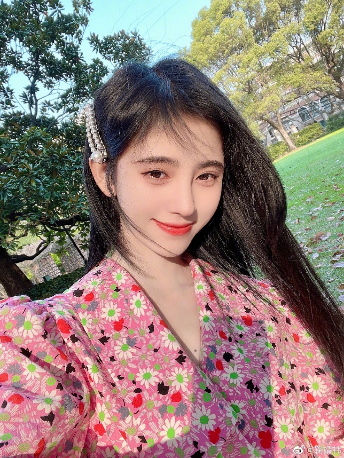鞠婧t花下甜笑春日气息满满写真