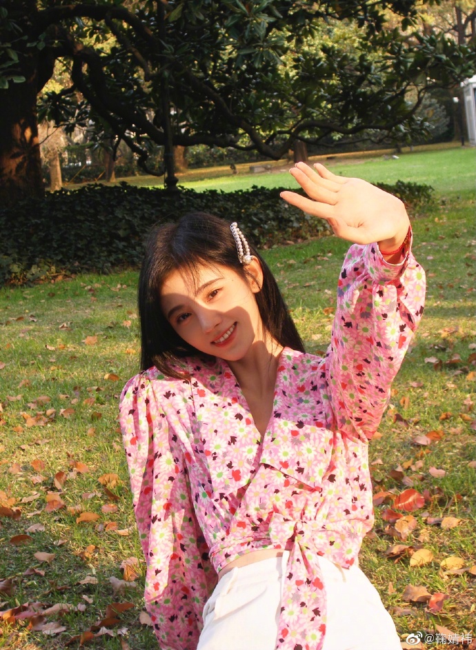 鞠婧t花下甜笑春日气息满满写真