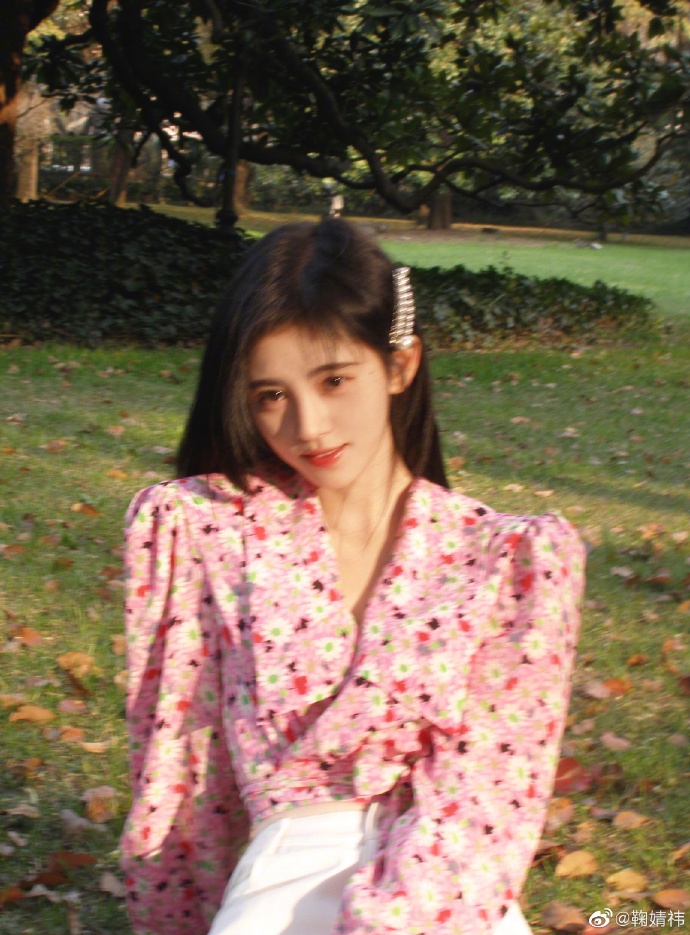 鞠婧t花下甜笑春日气息满满写真