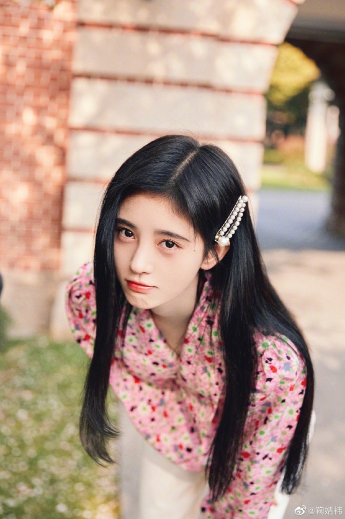 鞠婧t花下甜笑春日气息满满写真