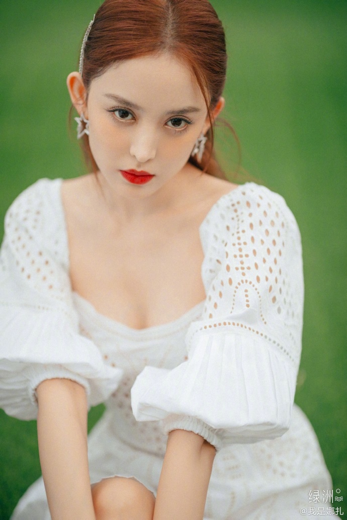 古力娜扎躺草坪上春意盎然写真