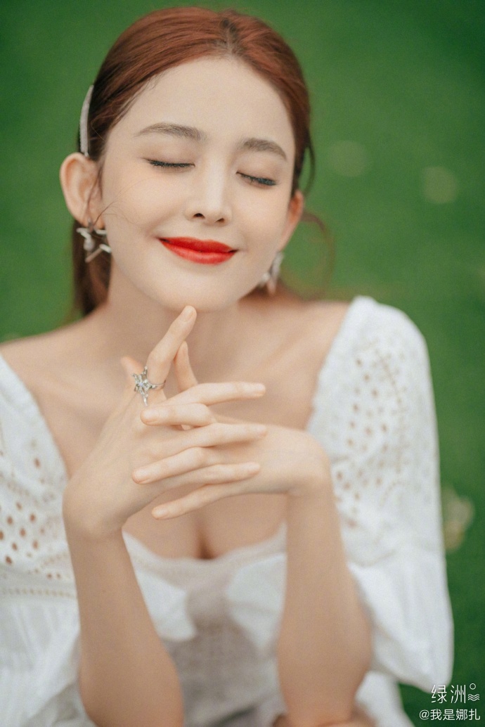 古力娜扎躺草坪上春意盎然写真