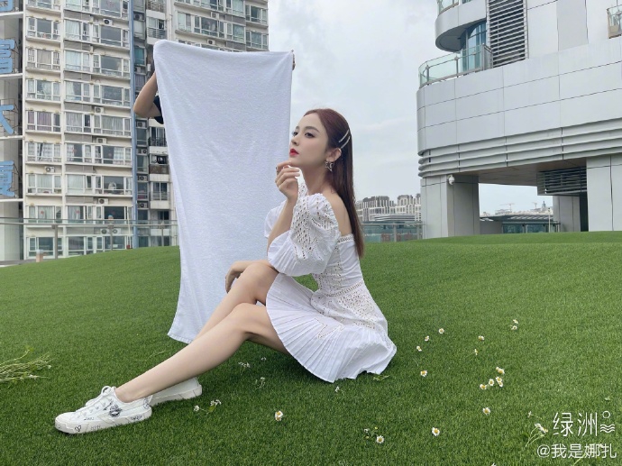 古力娜扎躺草坪上春意盎然写真