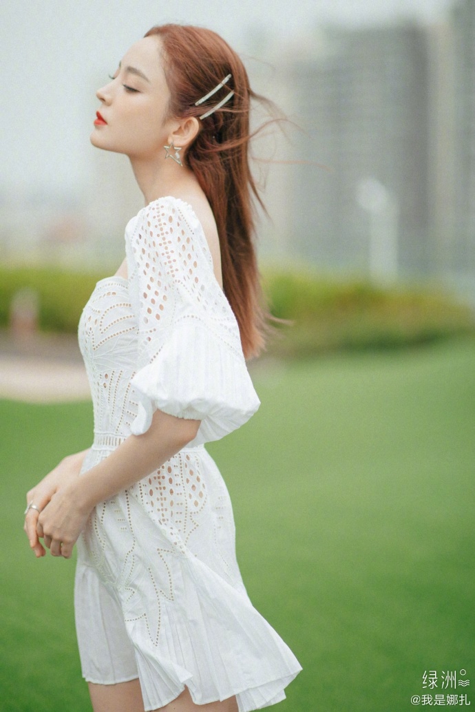 古力娜扎躺草坪上春意盎然写真