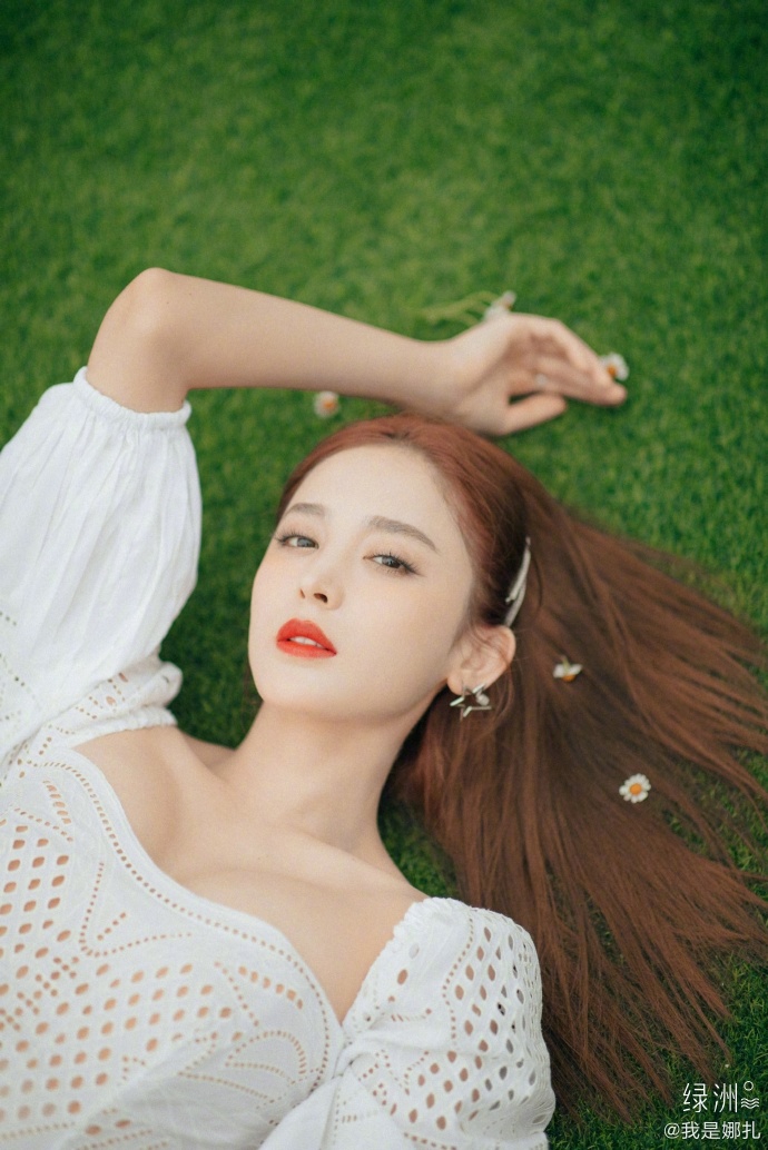古力娜扎躺草坪上春意盎然写真
