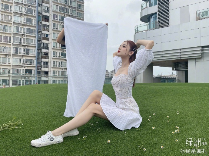 古力娜扎躺草坪上春意盎然写真