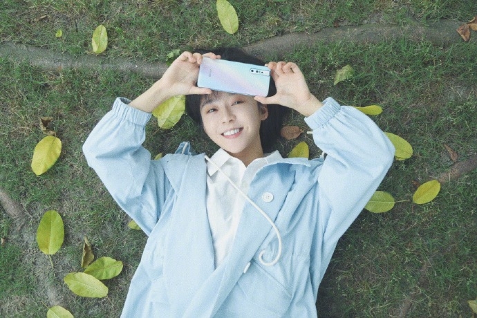 宋伊人对镜甜笑少女感十足写真