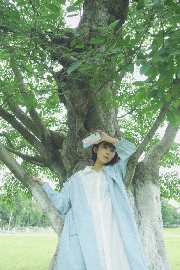 宋伊人对镜甜笑少女感十足写真