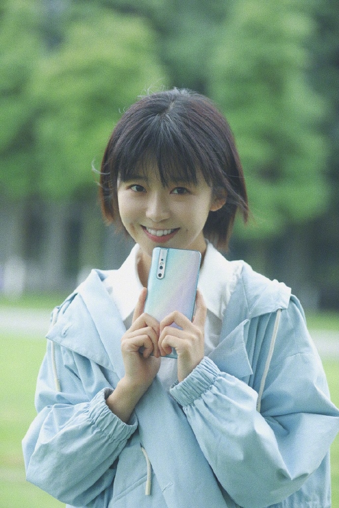 宋伊人对镜甜笑少女感十足写真