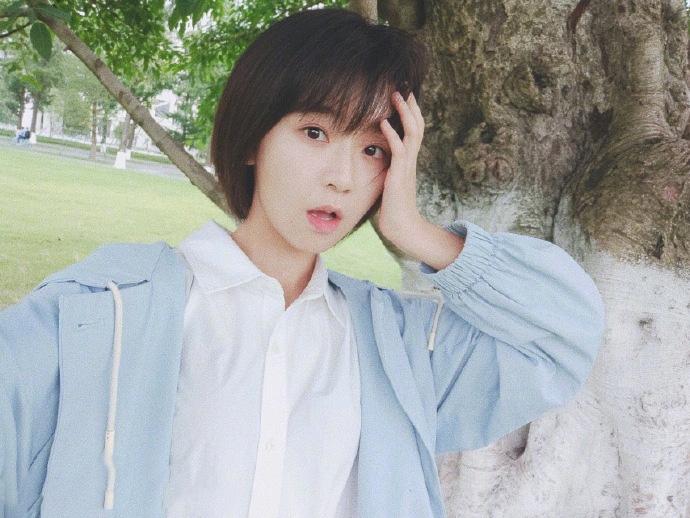 宋伊人对镜甜笑少女感十足写真