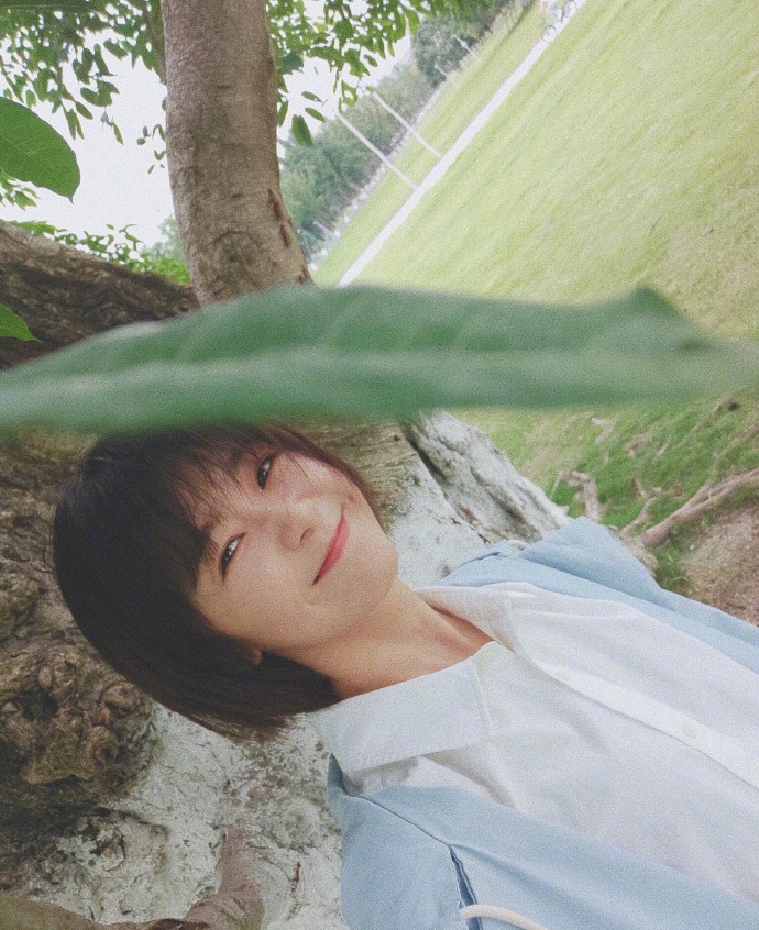 宋伊人对镜甜笑少女感十足写真