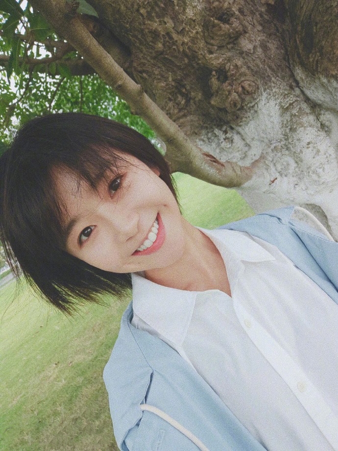 宋伊人对镜甜笑少女感十足写真