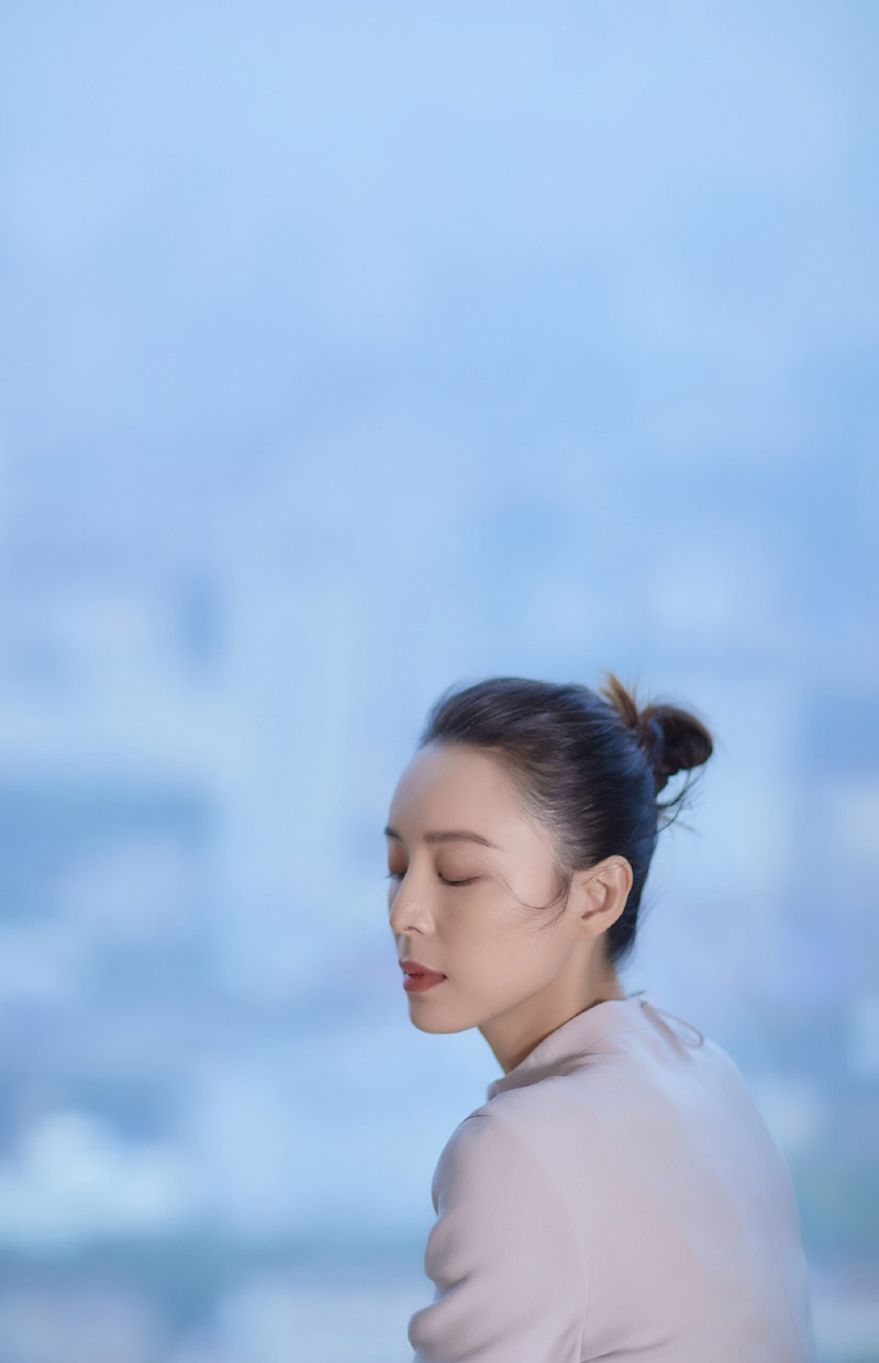 张静初清新淡雅宛若空谷幽兰写真