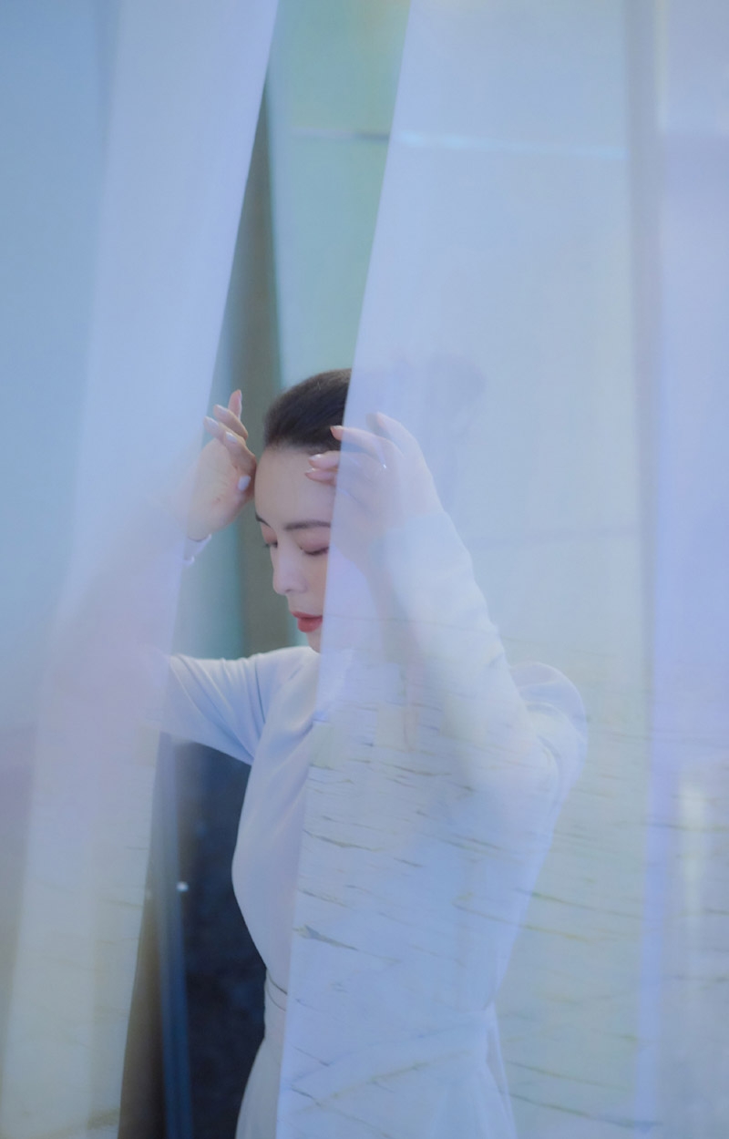 张静初清新淡雅宛若空谷幽兰写真