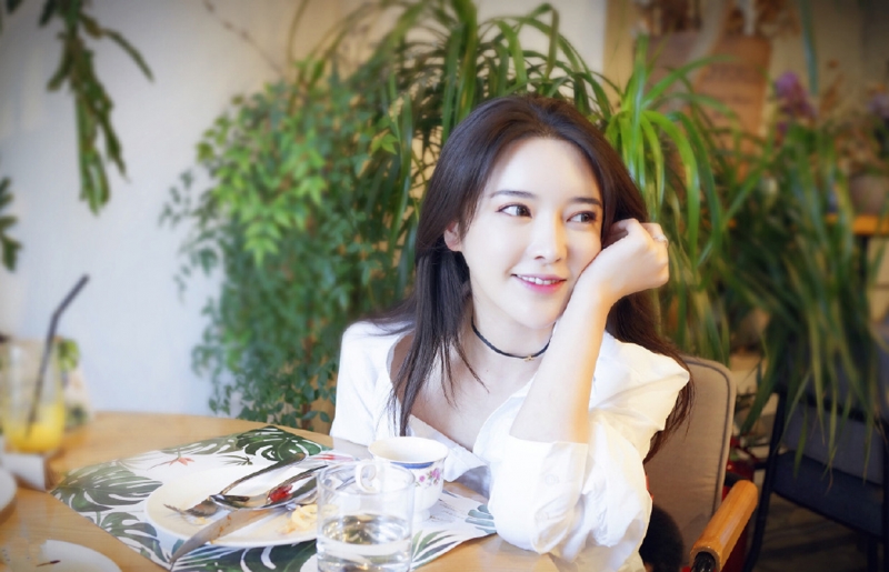 张璇长发披肩尽显文艺气质写真