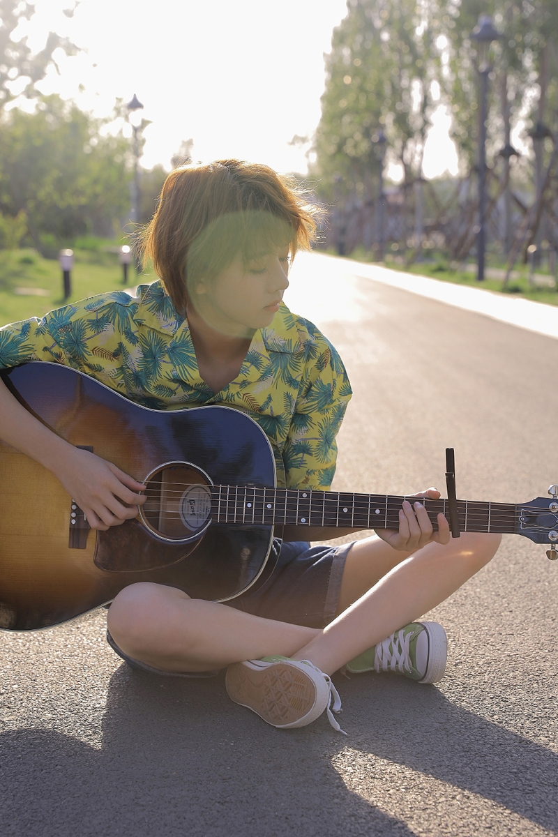 李凯馨怀抱吉他尽显文艺情怀写真