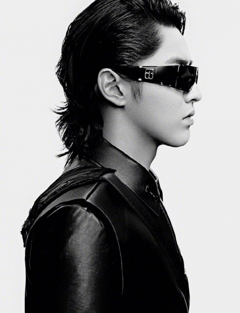 吴亦凡黑超遮面科技感十足写真