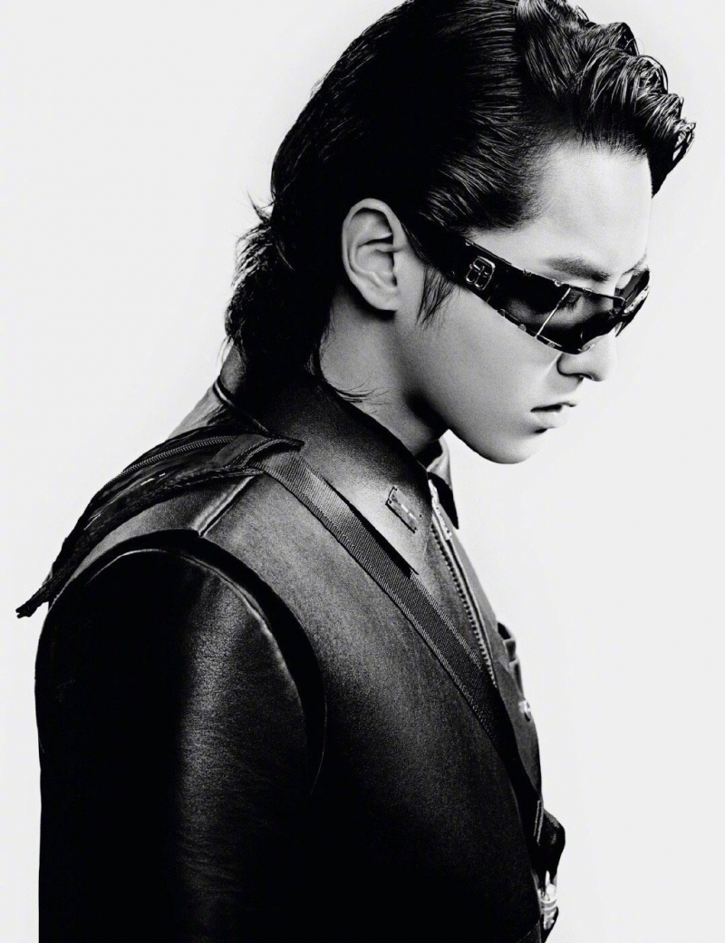 吴亦凡黑超遮面科技感十足写真